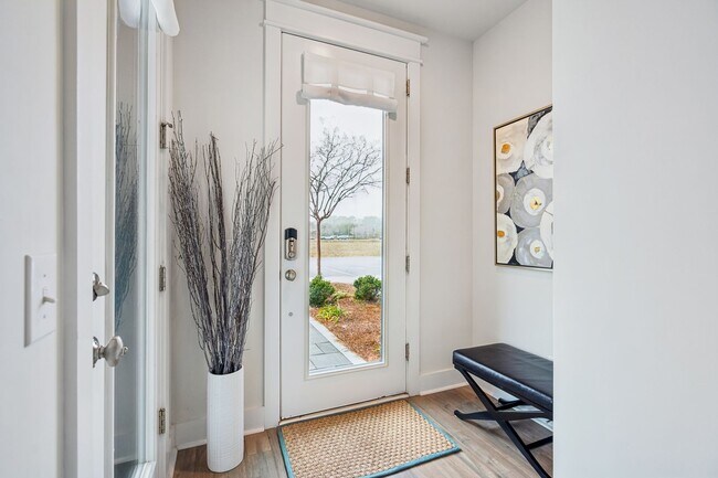 Building Photo - 2/4 Townhome in Midtown Located in Mt. Ple...