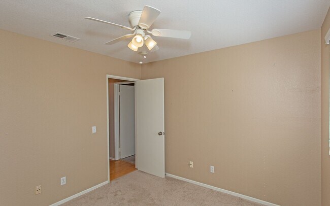 Building Photo - Large 4 Bedroom, 2.5 Bath Home with Large 3 Car Garage!!