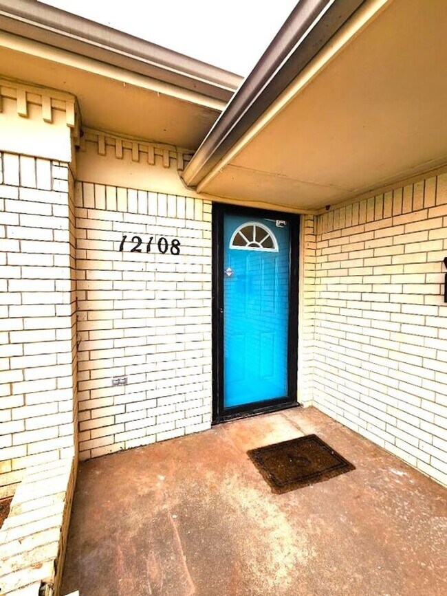 Building Photo - 4 Bed 2.5 Bath 2 Car Garage in Camelot Addition NW OKC