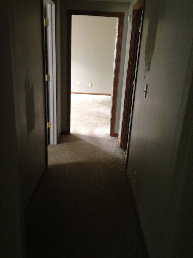 Building Photo - Large 4 Bed, 2 Bath Home