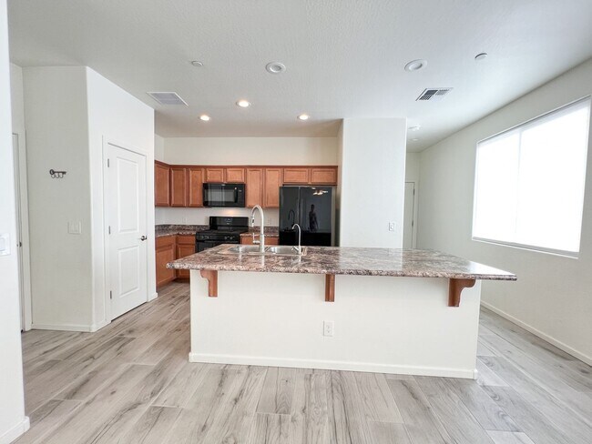 Building Photo - 1735 Pinon Dr