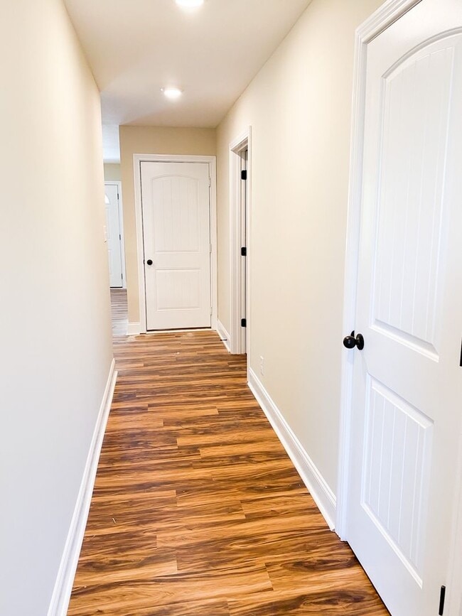 Building Photo - 102 Meadow Ln