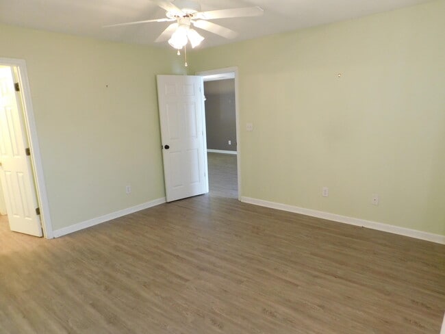 Building Photo - 135 Photinia Dr