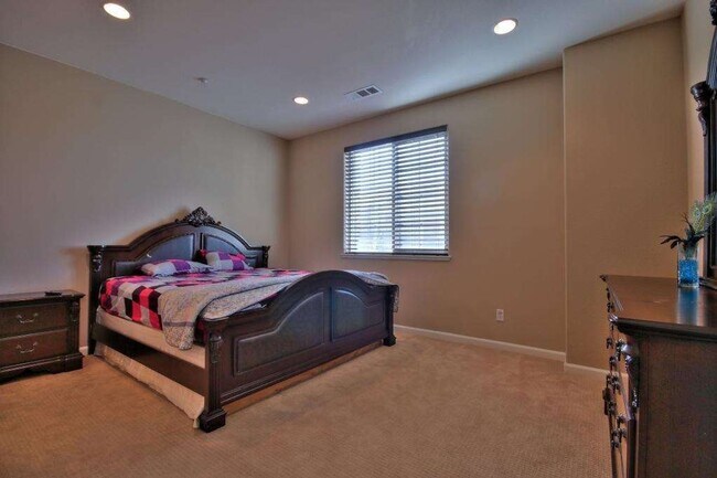Building Photo - Beautifully Updated Union City Townhome w/ Community Amenities & Vaulted Ceilings