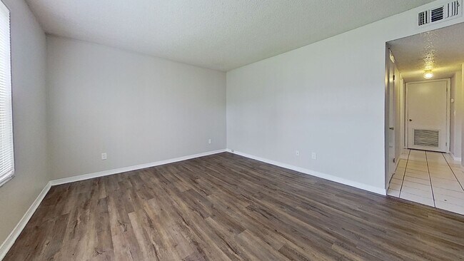 Building Photo - Desirable 2 beds/1.5 bath, first floor uni...