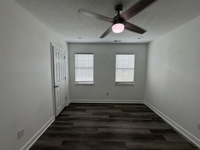 Building Photo - Conveniently Located 3 Bed 2.5 Bath Home i...