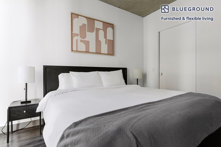 Building Photo - 215 W Lake St