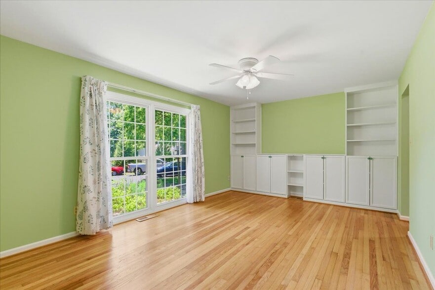 Building Photo - 45320 Barefoot Dr