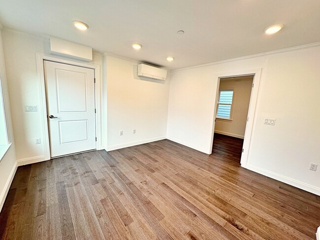 Building Photo - 33 Leyden St