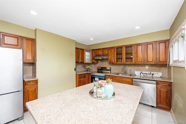 Building Photo - 201 Sprucewood Dr