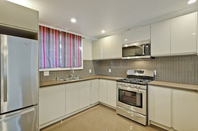 Building Photo - Remodeled 2 Bed 1 Bath Home with Bonus Roo...