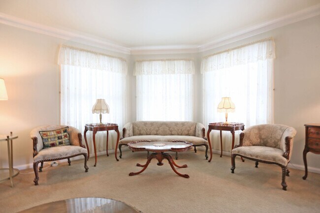 Building Photo - Two-story, 3BR/2.5BA Single family home including Lower-Level Suite with Bath & Kitchenette in Gl...