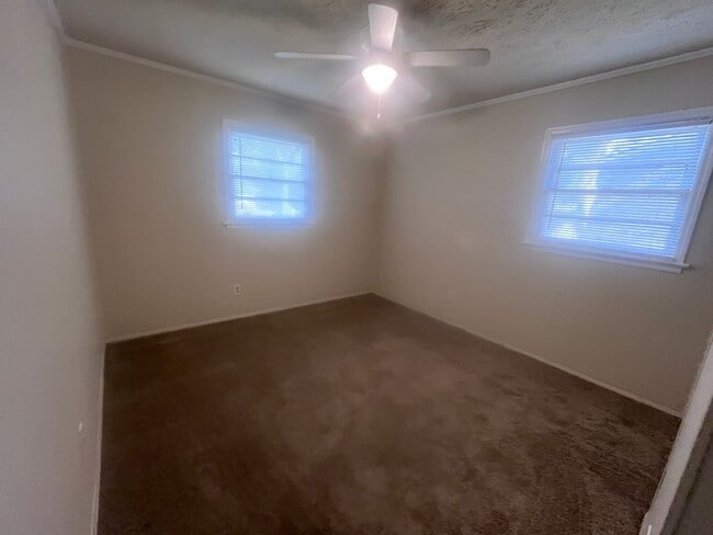 Building Photo - Great Location