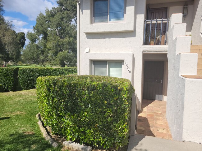 Building Photo - Comfortable Condo overlooking the golf cou...