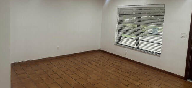 Building Photo - 4900 SW 103rd Pl