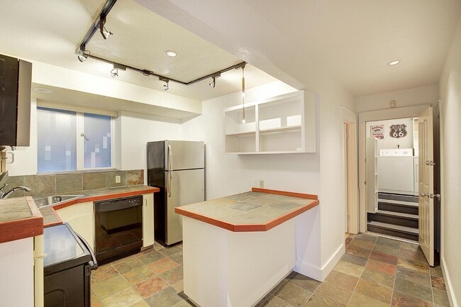 Building Photo - 1038 Lakeview Blvd E