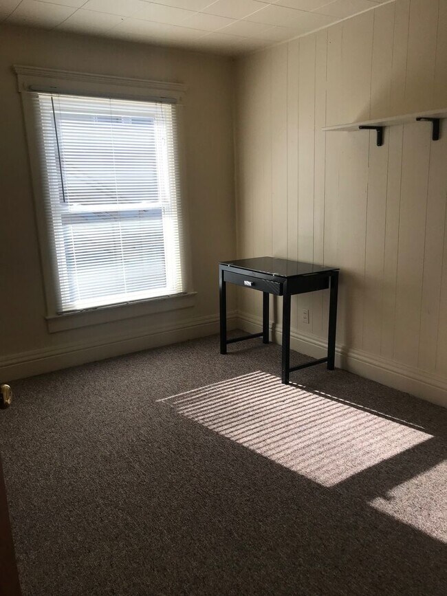 Building Photo - Spacious 5 bedroom house Centrally located to U of M Campus