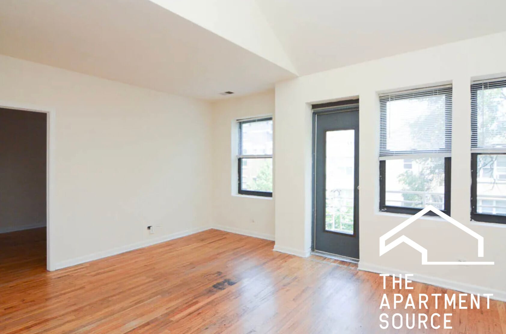 Building Photo - 923 W Dickens Ave