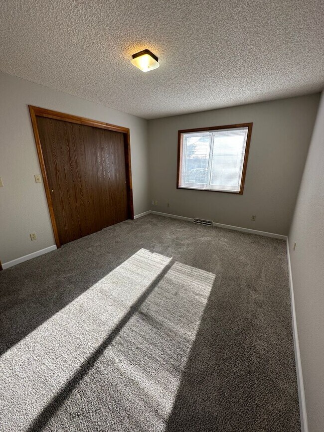 Building Photo - 255 Miller Ln