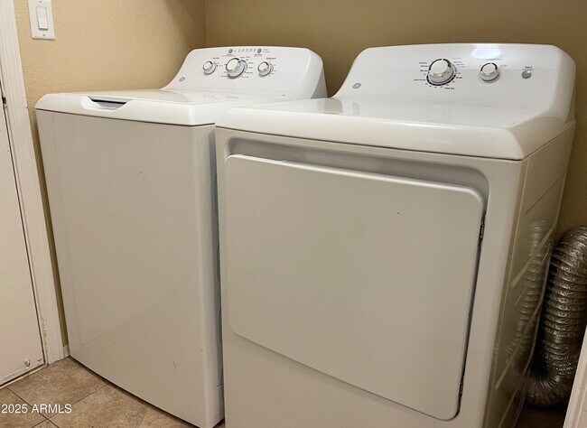 Building Photo - 6926 W Via Del Sol Dr