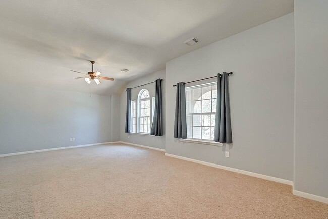 Building Photo - Two-story, 4BD/2.5BR renovated home in Fie...