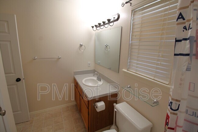 Building Photo - 633 W Idaho Ave