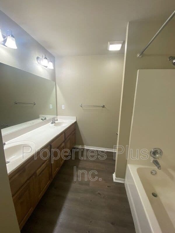 Building Photo - 982 Clearwater Cir