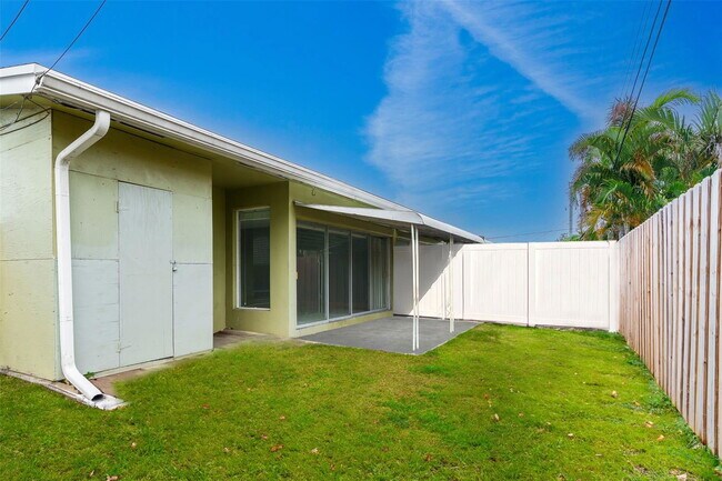 Building Photo - 704 NE 23rd Ave