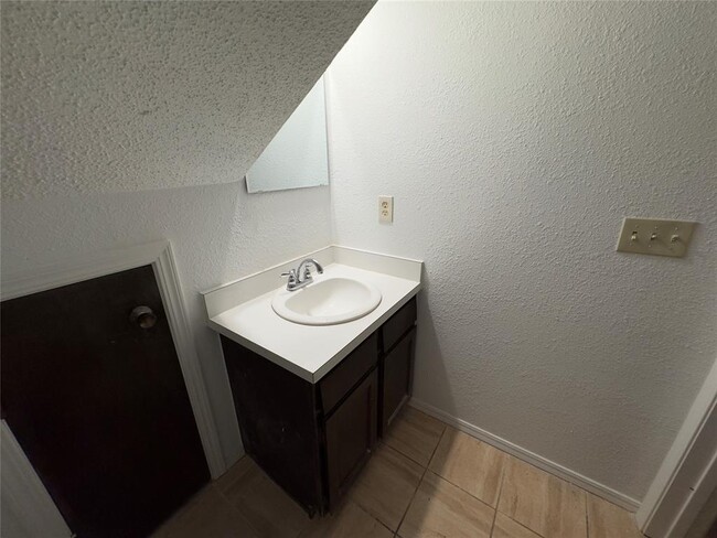 Building Photo - 3325 Brookhollow Ct