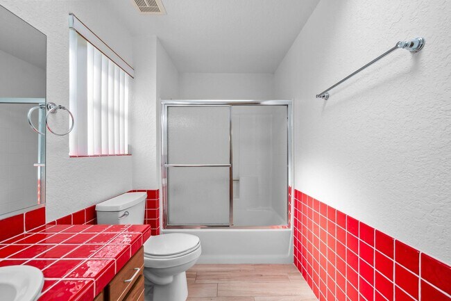 Building Photo - 4 Bedroom Pool Home on the Golf Course