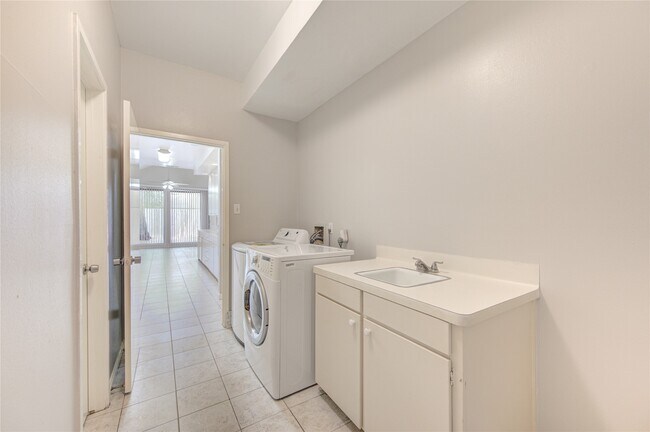 Building Photo - 1119 Forest Home Dr