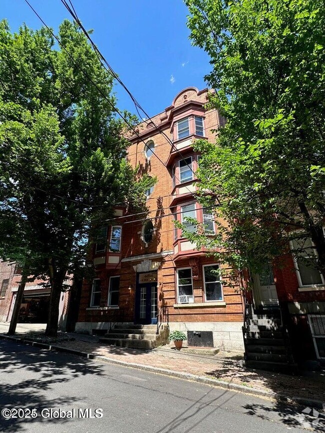 Building Photo - 51 Elm St
