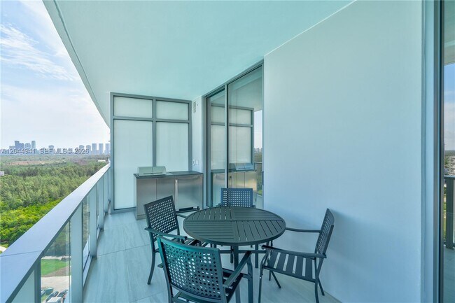Building Photo - 2411 Laguna Cir
