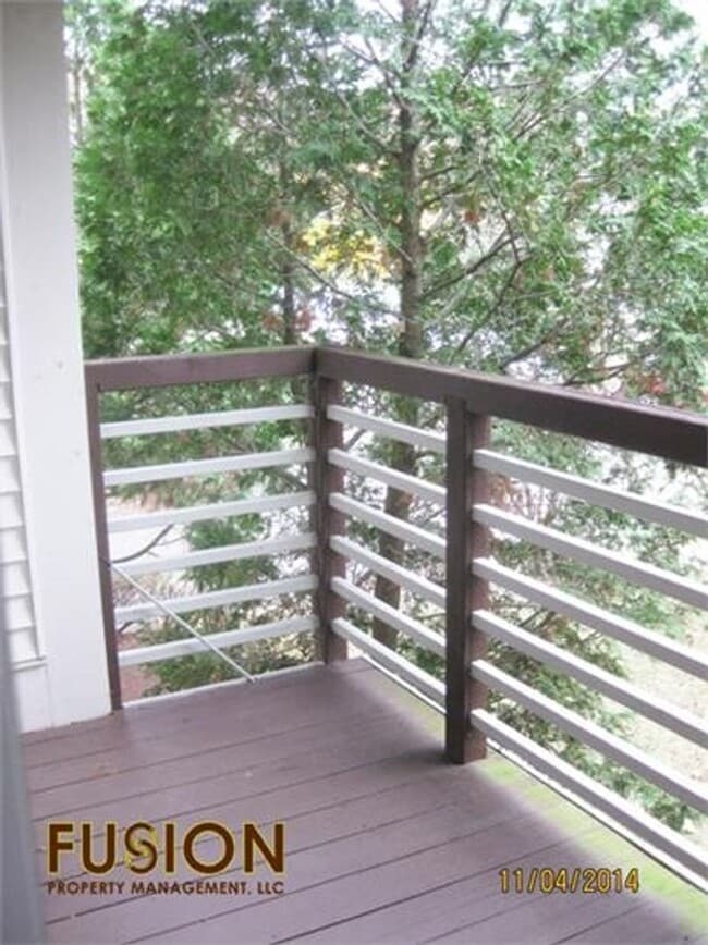 Building Photo - 2 bedroom condo Heat Included and Pool!