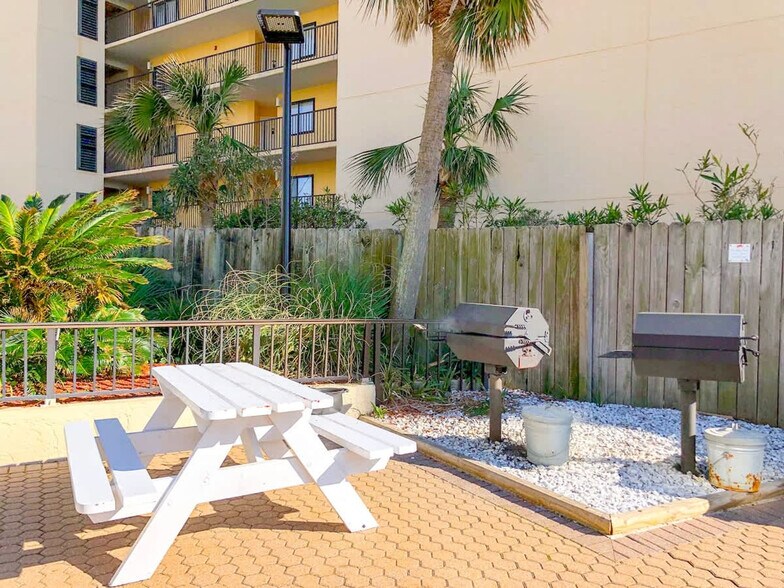 Building Photo - 8817 S Thomas Dr