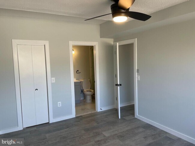 Building Photo - 2214 Deerfern Crescent