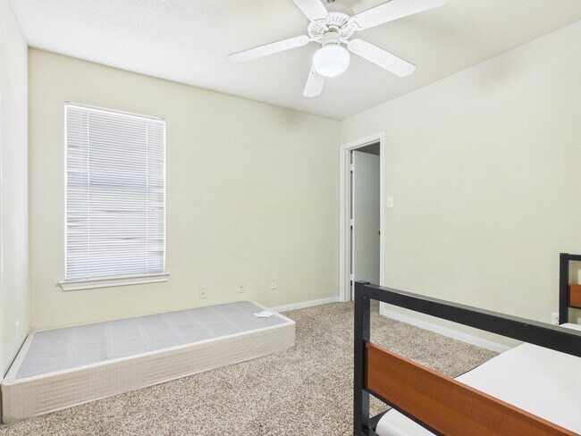 Building Photo - 513 Camp Ct