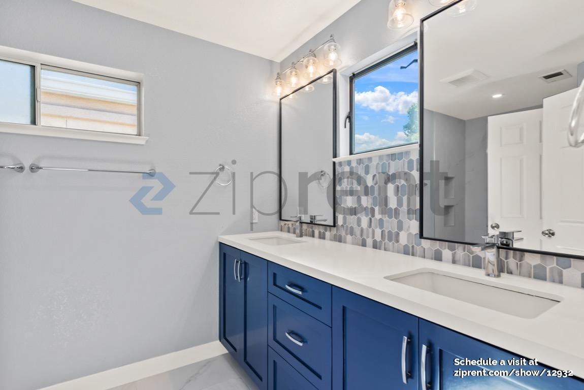 Building Photo - Unit