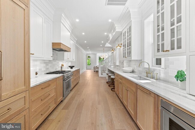 Building Photo - 2460 Ontario Rd NW