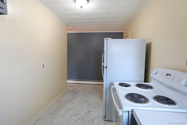 Building Photo - 156 Lampman Ave