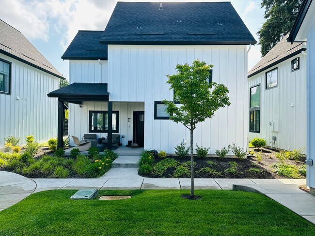 Building Photo - The Green at Felida Park Stunning Home