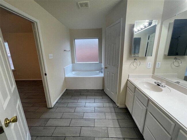 Building Photo - 4815 Vintage Grove Ct