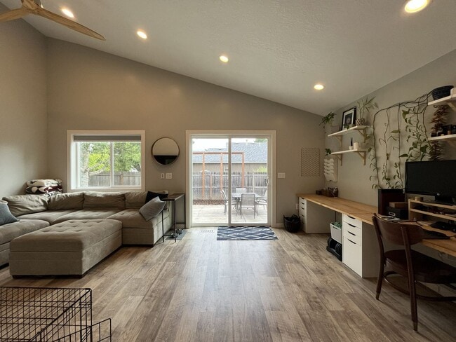 Building Photo - Charming Home Near Nike Campus with Vaulted Ceilings & Updated Kitchen