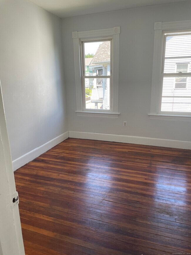 Building Photo - 204 Alder St