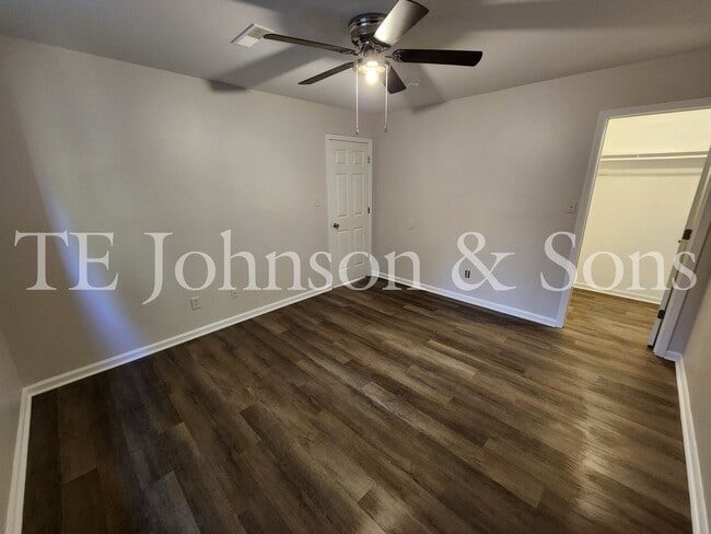 Building Photo - Newly Renovated Apartments in Green Oaks- Water Included!