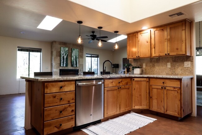 Building Photo - Contemporary Desert Beauty with Pool