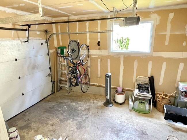 Building Photo - Boise Neighborhood 2-Story with Hardwood F...