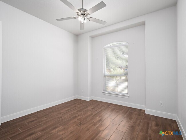 Building Photo - 530 Carriage House