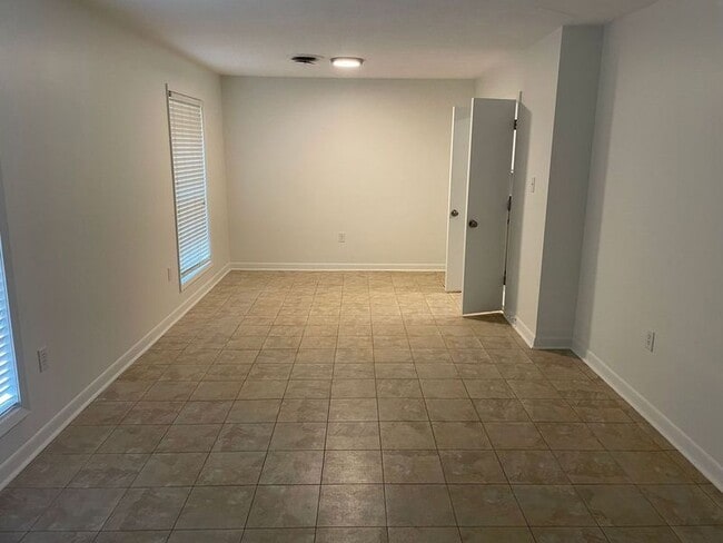Building Photo - 1202 Ferncrest Dr