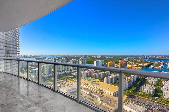 Building Photo - 17001 Collins Ave